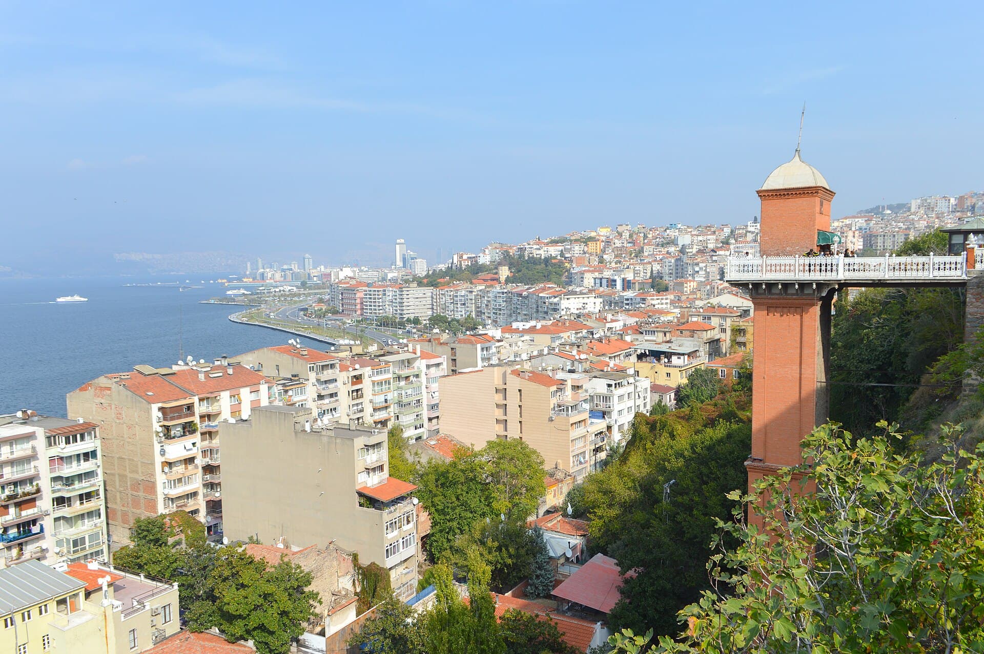 The historic 1907 Asansör elevator tower rising above Karataş, İzmir.