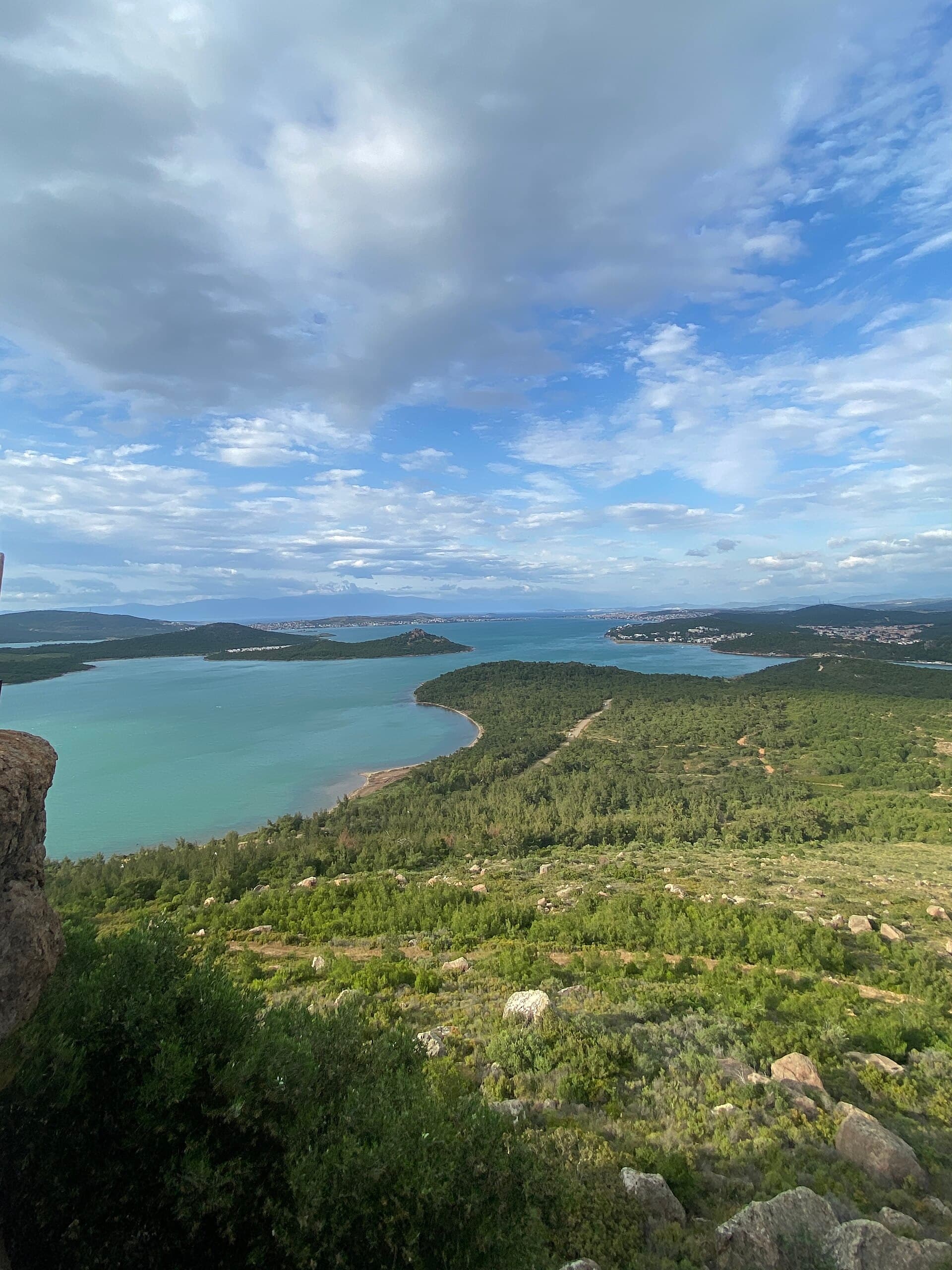 Daytime view of the Ayvalık islands from the Şeytan Sofrası viewpoint.