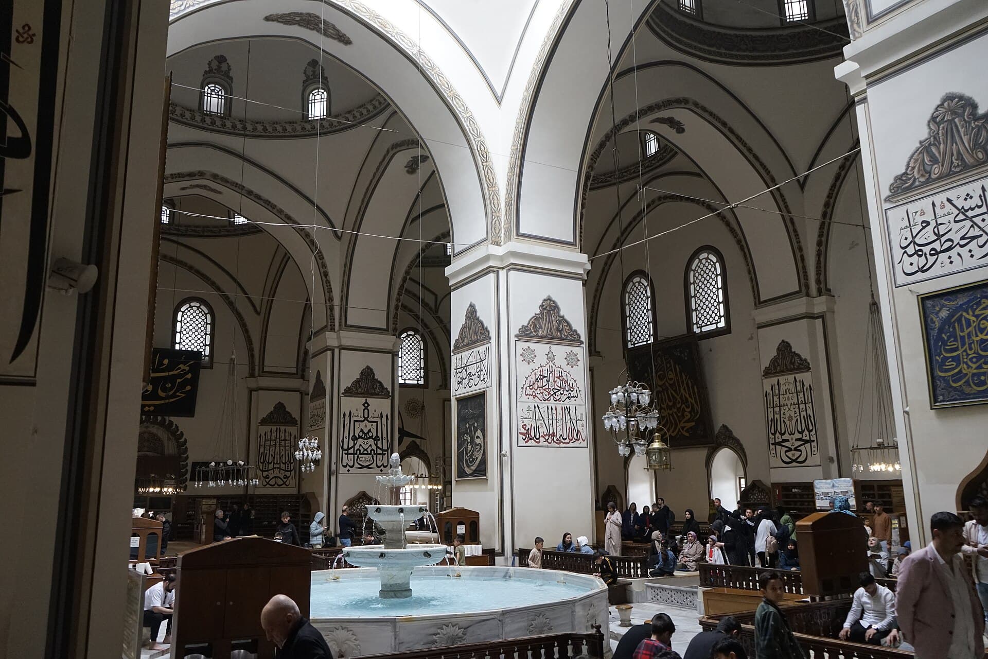 Bursa's Ulu Cami interior: the şadırvan fountain beneath its open oculus.