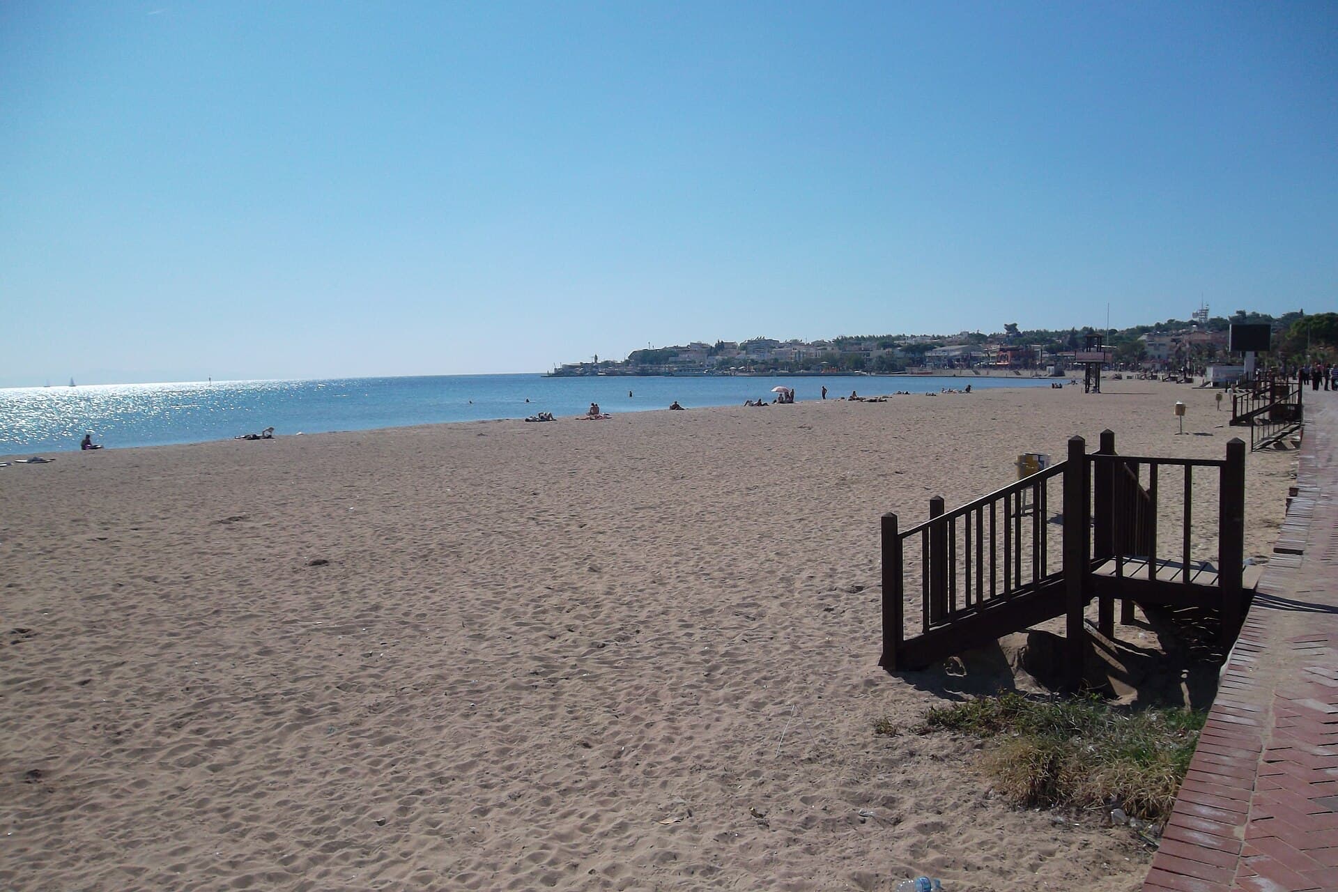 Sunny view of Altınkum's main beach and shoreline in Didim, Turkey.