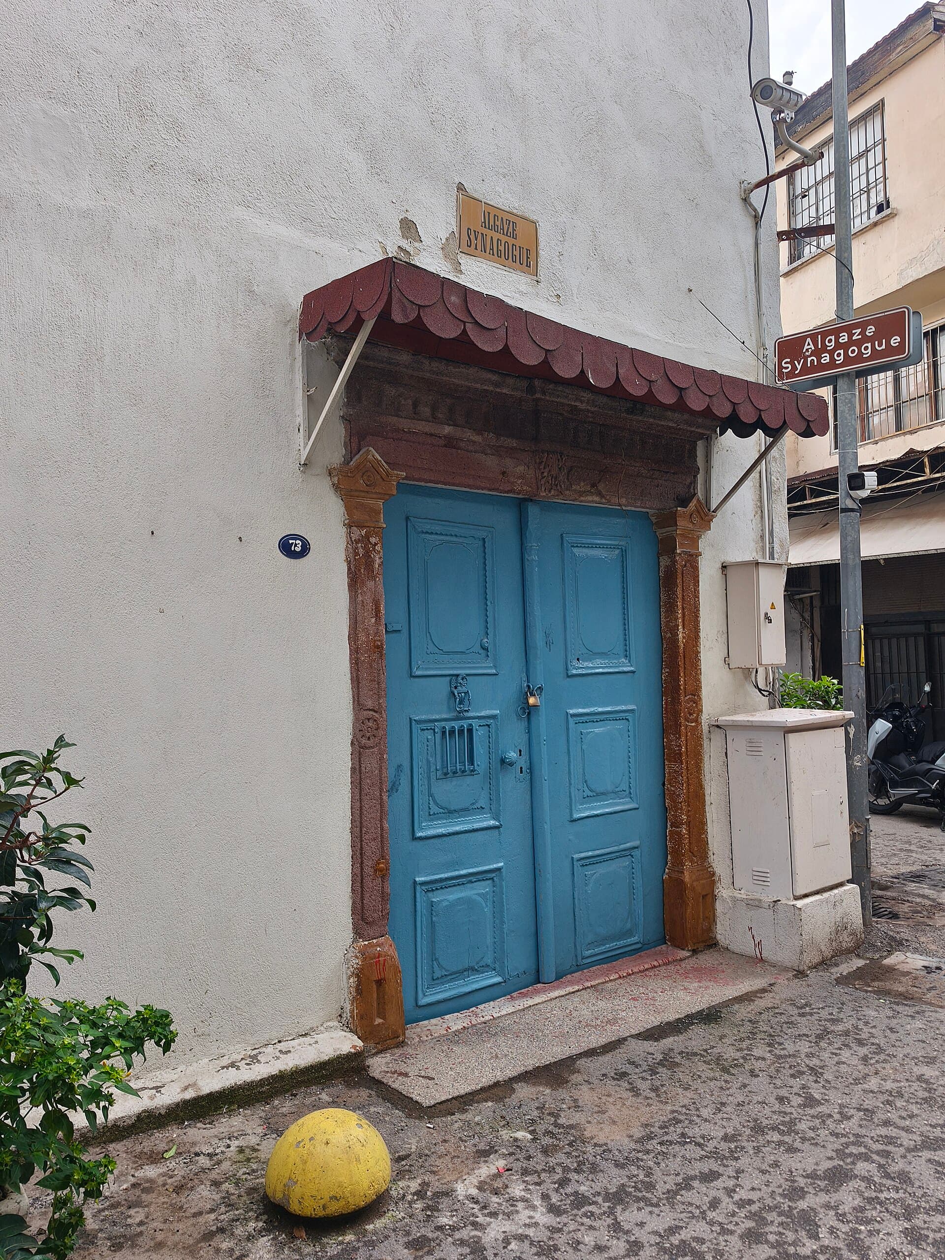 Exterior facade of the historic Algazi Synagogue on Havra Sokağı, İzmir.