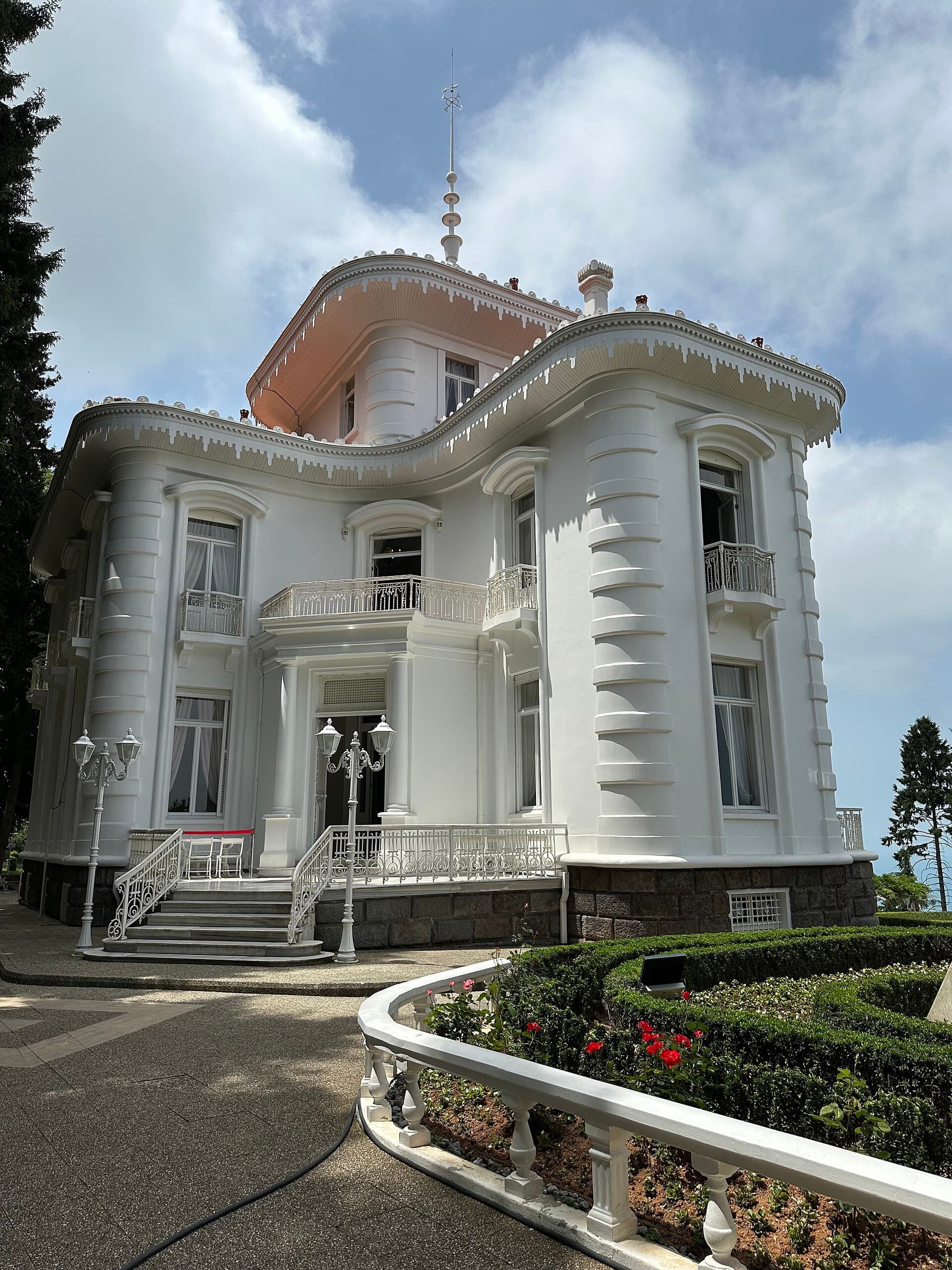 White Belle Époque facade of Atatürk Köşkü mansion in Trabzon under a sunny sky.